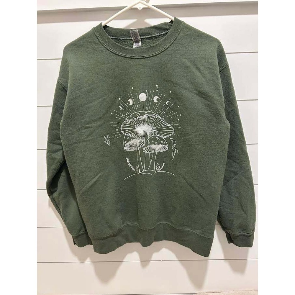 Gildan Heavy Blend Forest Green Mushroom Celestial Graphic Sweatshirt Small